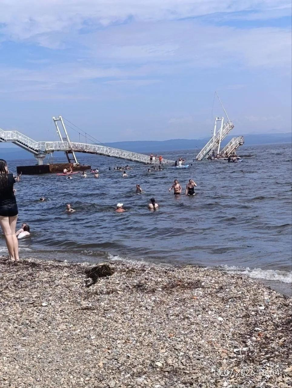 Мост рухнул на купающихся детей в Приморье