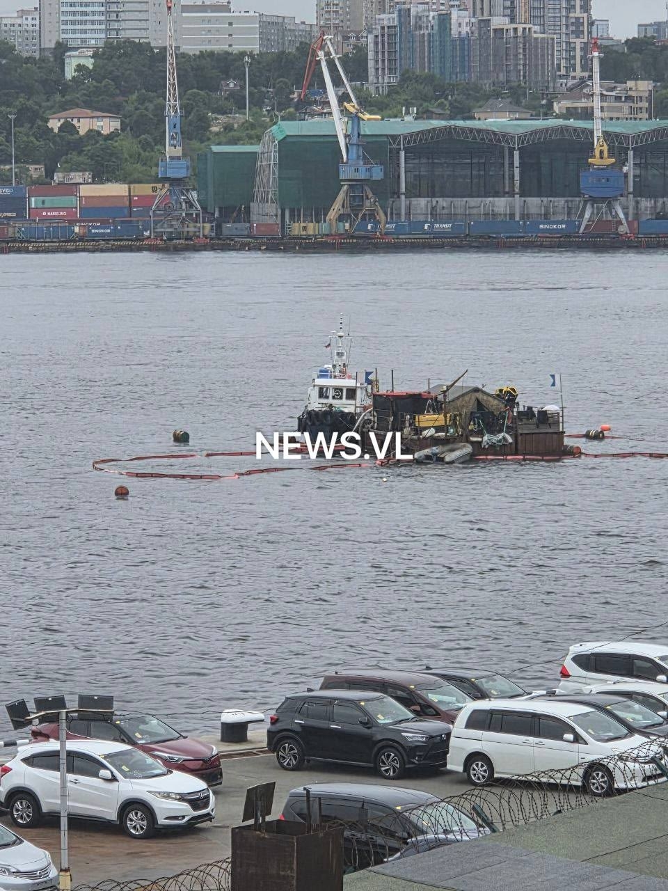 Во Владивосток прибыл необычный путешественник — он добрался до города на самодельном плоту.