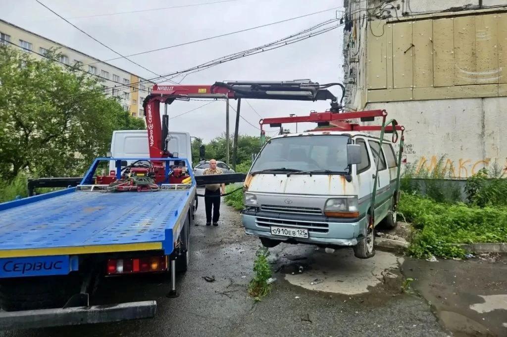 С улиц Владивостока убрали ещё 10 брошенных автомобилей