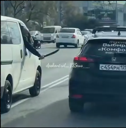Во Владивостоке арестован водитель,который размахивал мачете на дороге